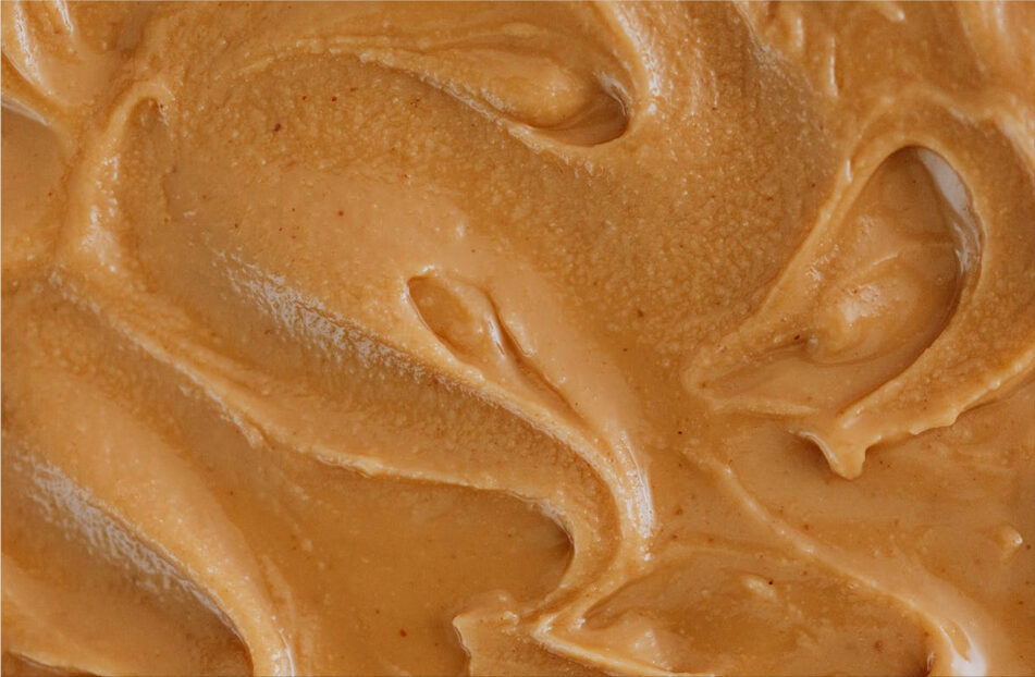 Imagen de la mantequilla de cacahuete/maní de Nitka Fitness. La fotografía muestra la textura de la deliciosa mantequilla de cacahuete/maní.